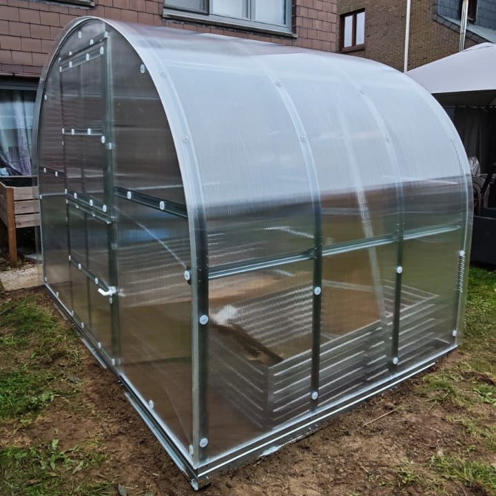 Serre La Classique en polycarbonate installée dans un jardin - MaSerreVerte