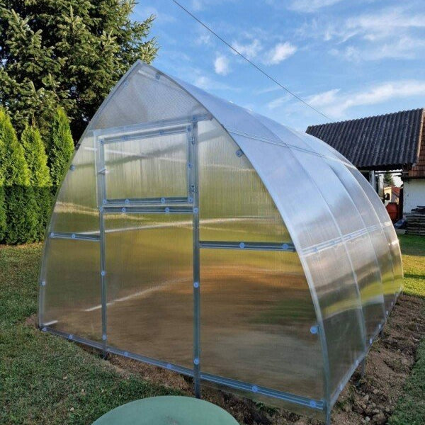 Serre La Pique en polycarbonate dans un jardin - MaSerreVerte
