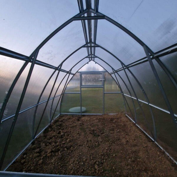 Serre La Pique en polycarbonate installée au jardin - MaSerreVerte